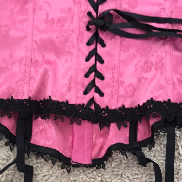 Pink and black laced corset - Picture 3 of 9